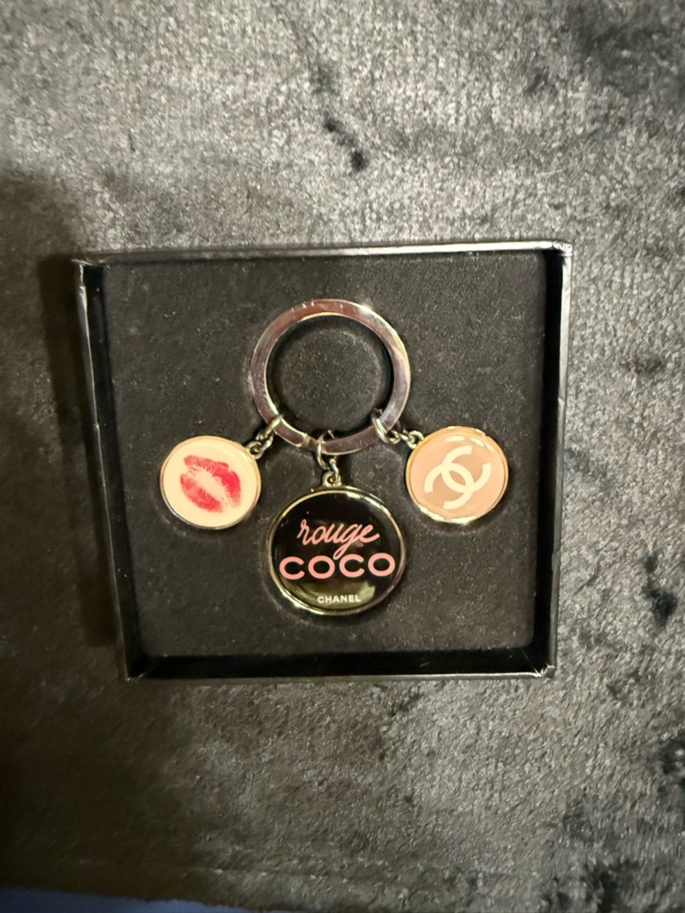 CHANEL Black and Pink Rouge Coco Logo Keychain with Kiss & CC Charms - Picture 5 of 5